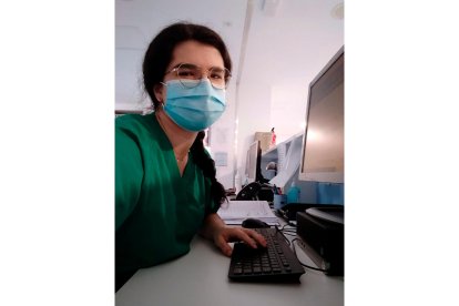 La enfermera Lucía Martín Gómez en las instalaciones del Hospital General de Segovia. - EL MUNDO