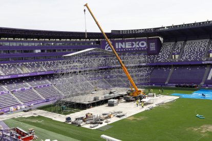 Instalación del escenario en el Fondo Norte del estadio Zorrilla. / LOSTAU