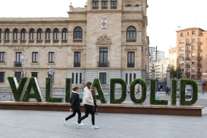 Ciudadanos pasean por la Plaza de Zorrilla.-JUAN MIGUEL LOSTAU.