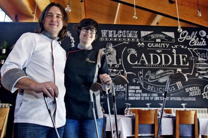 Vicente Macián y Marga Herrera capitanean el equipo de The Caddie, una apuesta por los sabores mediterráneos y por lo tanto saludables en el Club de Golf de Soria.-MARIO TEJEDOR