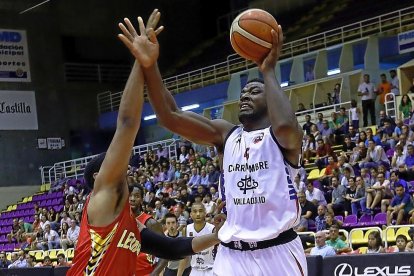 Seydou Aboubacar ante Sullinger.-J. M. LOSTAU