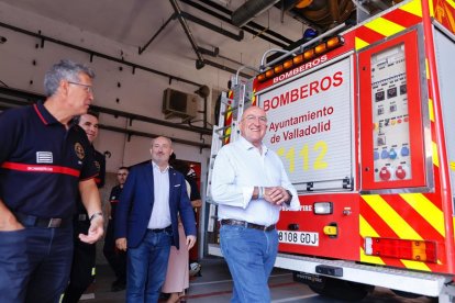 Jesús Julio Carnero, alcalde de Valladolid, durante su visita al Parque de Bomberos de Las Eras. -E.M.