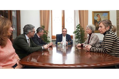 El vicepresidente de la Diputación de Valladolid, Víctor Alonso, se reúne con los representantes de las entidades bancarias. E. M.