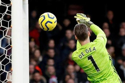 El balón se escapa de las manos de David de Gea tras un remate de Ismaïla Sarr.-