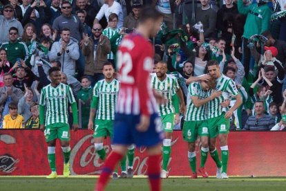 Los jugadores del Betis celebran el gol de Canales al fondo con Morata en primer plano.-AFP