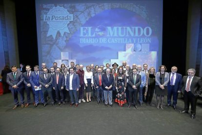 Los premiados posan en la foto de familia con las autoridades.-