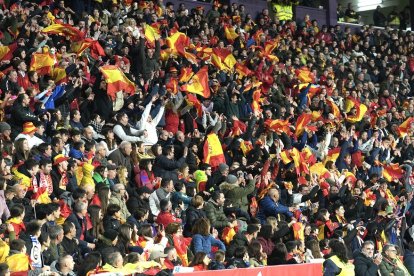 La selección española que festeja el triunfo ante Georgia en Zorrilla. /LOSTAU