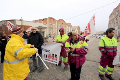 Concentración de trabajadores en la puerta de los talleres de Renfe para reivindicar que la Sociedad Valladolid Alta Velocidad apruebe el traslado a las nuevas instalaciones el pasado 15 de febrero-ICAL