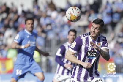 Javi Sánchez despeja de cabeza. / LA LIGA