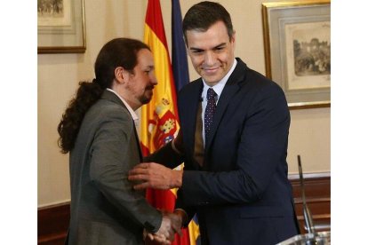 Pablo Iglesias y Pedro Sánchez, en la Moncloa.-EFE / PACO CAMPOS