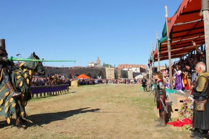 Un caballero blande una lanza durante una edición pasada del torneo medieval.-L. P