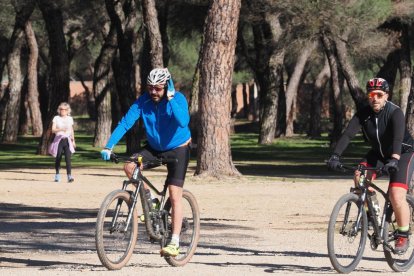 Ciclistas en el barrio Pinar de Antequera, imagen de archivo.- PHOTOGENIC