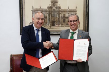 El rector de la UVA, Antonio Largo, firma el convenio de la Cátedra de Economía Social con el consejero de Industria, Comercio y Empleo, Mariano Veganzones. -ICAL