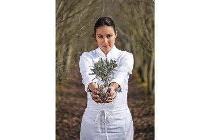 En la imagen, la chef castellonense en una plantación de olivos, producto ‘fetiche’ de su tierra.-/ L.P.