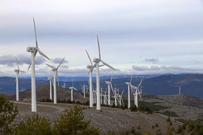 Aerogeneradores en funcionamiento en un parque eólico ubicado en Castilla y León.-ICAL