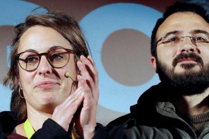 La cabeza de lista de la CUP, Mireia Vehí, y el número dos, Albert Botran.-EFE / ALBERTO ESTEVEZ