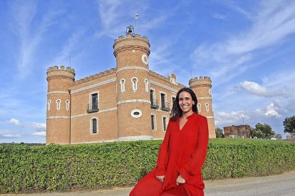 Carolina Inaranja, frente al castillo en el que se encuentran las instalaciones de Monte la Reina.-