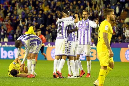 Los jugadores del Real Valladolid celebran el gol de Míchel al Girona en el partido disputado en Zorrilla.-PABLO REQUEJO