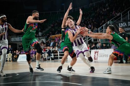 Devin Schmidt es frenado en su penetración con falta por un jugador del Cáceres. / LOF