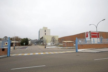 Imagen del exterior de la entrada a la fábrica de Findus en el Polígono de Argales de Valladolid.-JOSE C. CASTILLO / PHOTOGENIC