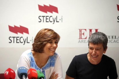 La portavoz de STECyL, Cristina Fulconis y la responsable de Acción Sindical, María José Reviejo, analizan y valoran el curso escolar 2017-2018 y proponen reivindicaciones ante el nuevo curso escolar.-ICAL