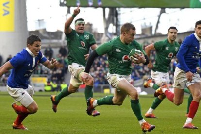 El irlandés Keith Earls corre para anotar el cuarto ensayo de su selección contra Francia.-AFP / DAMIEN MEYER