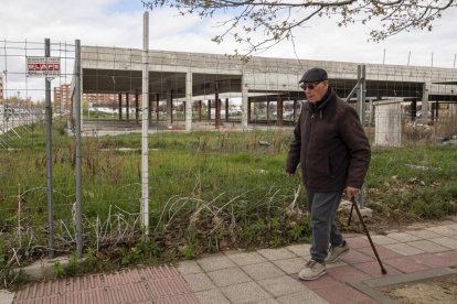 Un vecino pasea ayer ante el edificio inacabado del centro de salud de La Magdalena. Photogenic