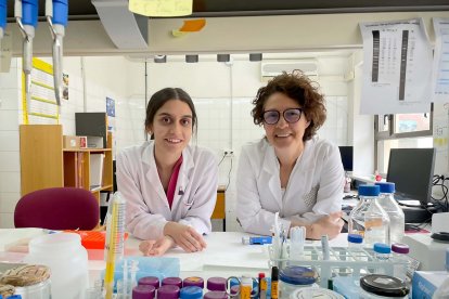 Las investigadoras Marta López y Mar Siles en las instalaciones del IRNASA.- E.M.