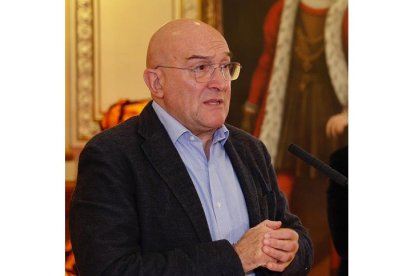 Jesús Julio Carnero en el salón de recepciones del Ayuntamiento.-E. M.