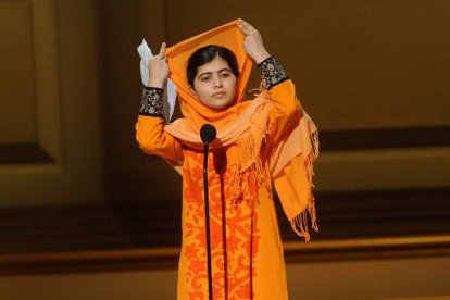 Malala Yousafzai recoge un galardón por su labor, el pasado 11 de noviembre en Nueva York.-Foto: AP / BRAD BARKET