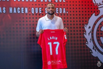 Larin con la camiseta del Mallorca. / RCD Mallorca