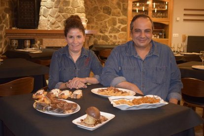 Maricarmen del Río y José Martín en el comedor de su restaurante Casa Fidel en San Vitero (Zamora)-