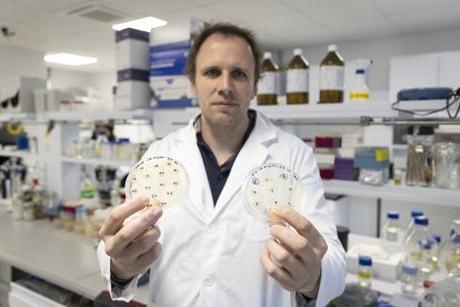 El investigador Sergio Bordel Velasco en las instalaciones del Instituto de Procesos Sostenibles. CARLOS LLORENTE | PHOTOGENIC