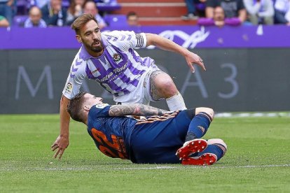 Borja y Santi Mina, durante el Real Valladolid-Valencia que está siendo investigado.-J.M. LOSTAU