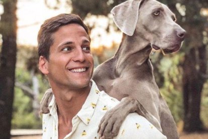 Gotzon Mantuliz junto a su perrita, Noa.-EL PERIÓDICO