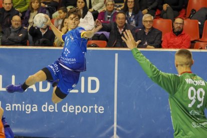 El joven Francisco Fuentes vuela ante el portero del Benidorm Witkowski. / PHOTOGENIC