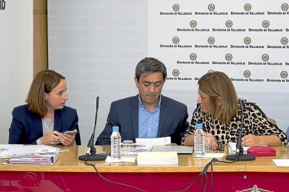 Pilar Vicente (C’s), Agapito Hernández (PP) y Teresa López (PSOE) ayer, hablan momentos antes de la comisión de investigación de Meseta Ski.-EL MUNDO