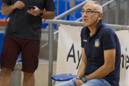 Chuchi Fernández, sentado en el banquillo antes de un partido de Ponce de LF2. / PHOTOGENIC