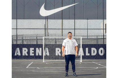 Ronaldo posa el el nuevo campo Arena Ronaldo, con la camiseta del Corinthians.-INSTAGRAM