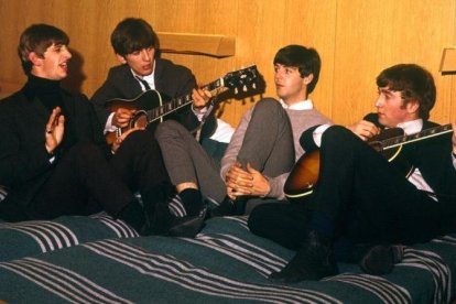 Una imagen de 'Eight days a week'. Los Beatles, en una habitación de hotel en Suecia, en octubre de 1963.-APPLE CORPS