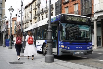 Un autobús de Auvasa en la plaza de Fuente Dorada. E. M.