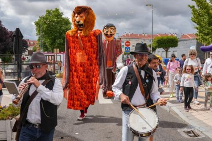 Fiestas de La Flecha, desfile de gigantes y cabezudos.- J.M. LOSTAU