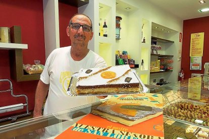 Ángel Mesonero muestra el postre de la Virgen de San Lorenzo en la Confitería Vitín.-PABLO REQUEJO / PHOTOGENIC