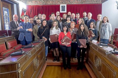 Foto de familia de los premiados y becados ayer, en el salón de plenos del Palacio de Pimentel.-EL MUNDO