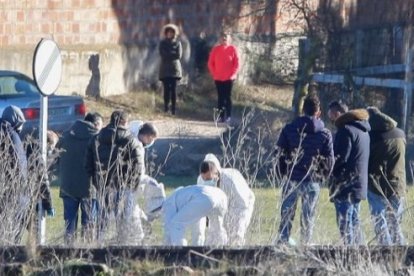 La Guardia Civil inspeccionando el lugar en el que apareció el cuerpo de Esther, en una imagen de archivo. J. M. LOSTAU