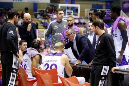 Paco García da instrucciones en un tiempo muerto a sus jugadores en el partido ante Alicante. / PHOTOGENIC