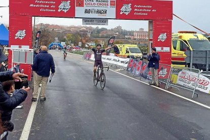 Israel Castañeda entra en solitario en la meta de Boadilla del Monte.-D.V.