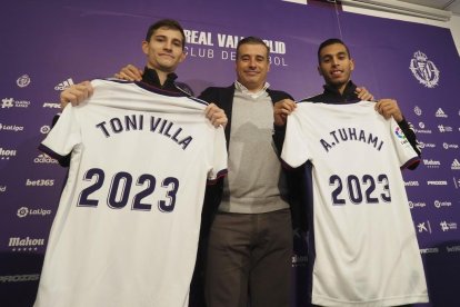 Photogenic/Miguel Ángel Santos. Valladolid. 26/11/2019. Rueda de prensa de Toni y Anuar, que acaban de ampliar sus contratos hasta 2023. Estarán acompañados por Miguel Ángel Gómez, director deportivo del Real Valladolid.