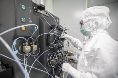 Un investigador en las instalaciones de la empresa vallisoletana 53Biologics. EL MUNDO