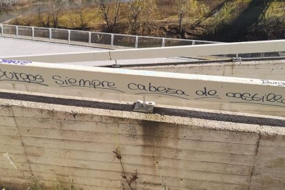 Una de las pintadas realizadas por los menores.- E.P.